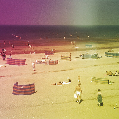 Ein altes Foto, das einen Urlaub am Strand zeigt. 70's. 
